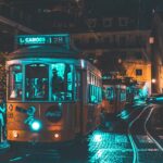 Tramway jaune illuminé la nuit