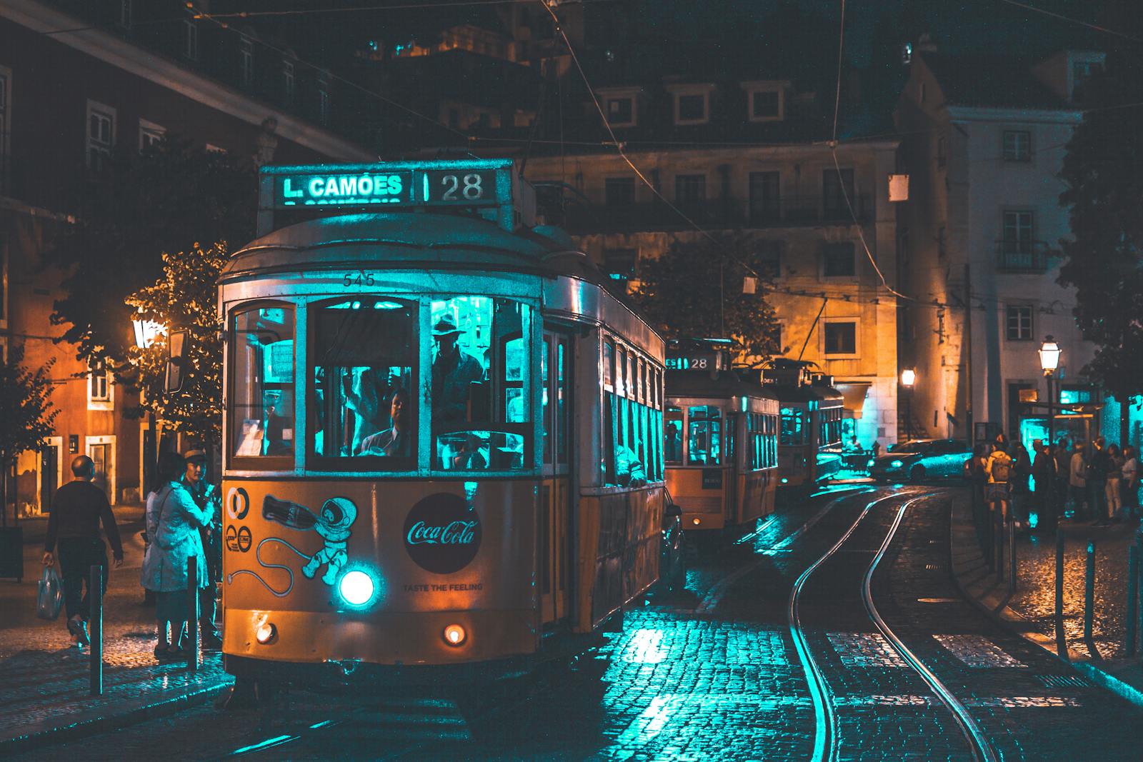 Tramway jaune illuminé la nuit