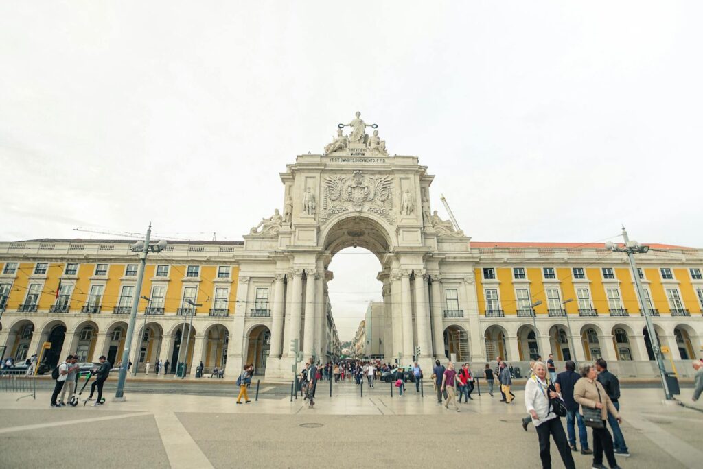 Arc majestueux avec des visiteurs