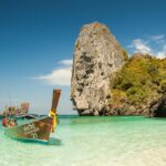 Bateau traditionnel sur une plage turquoise