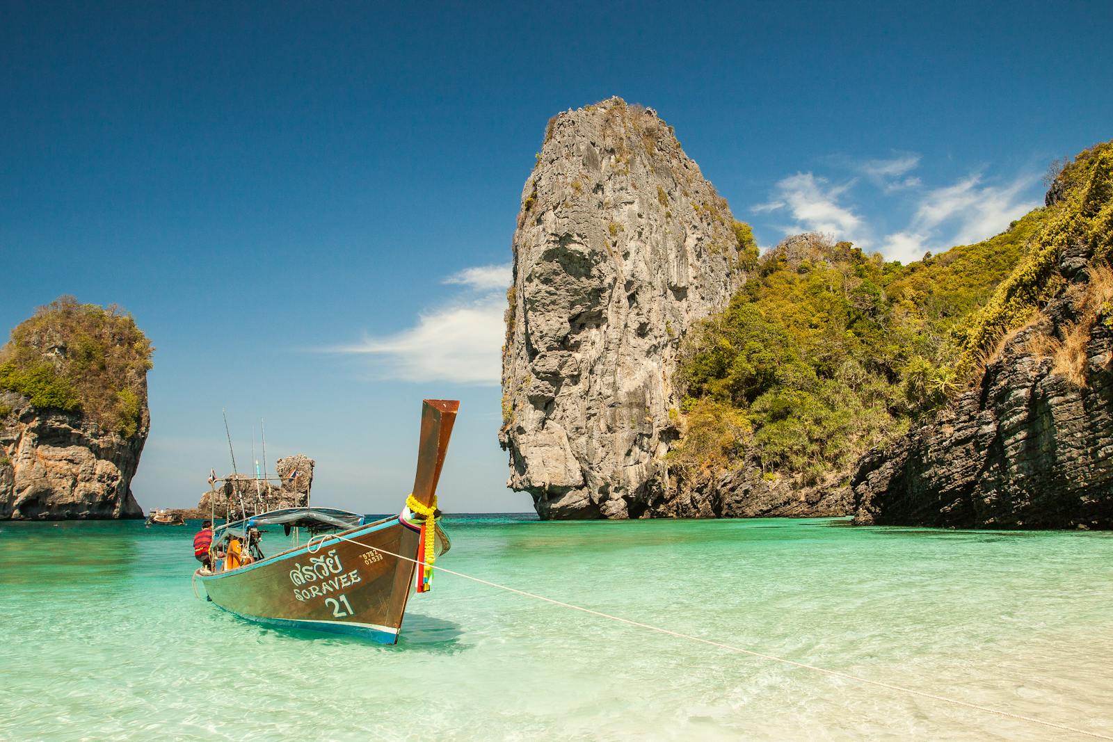 Bateau traditionnel sur une plage turquoise