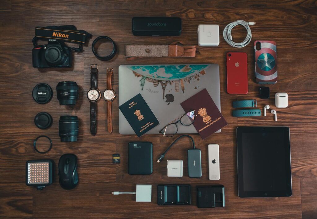 Vue d'ensemble d'une table avec divers gadgets et articles