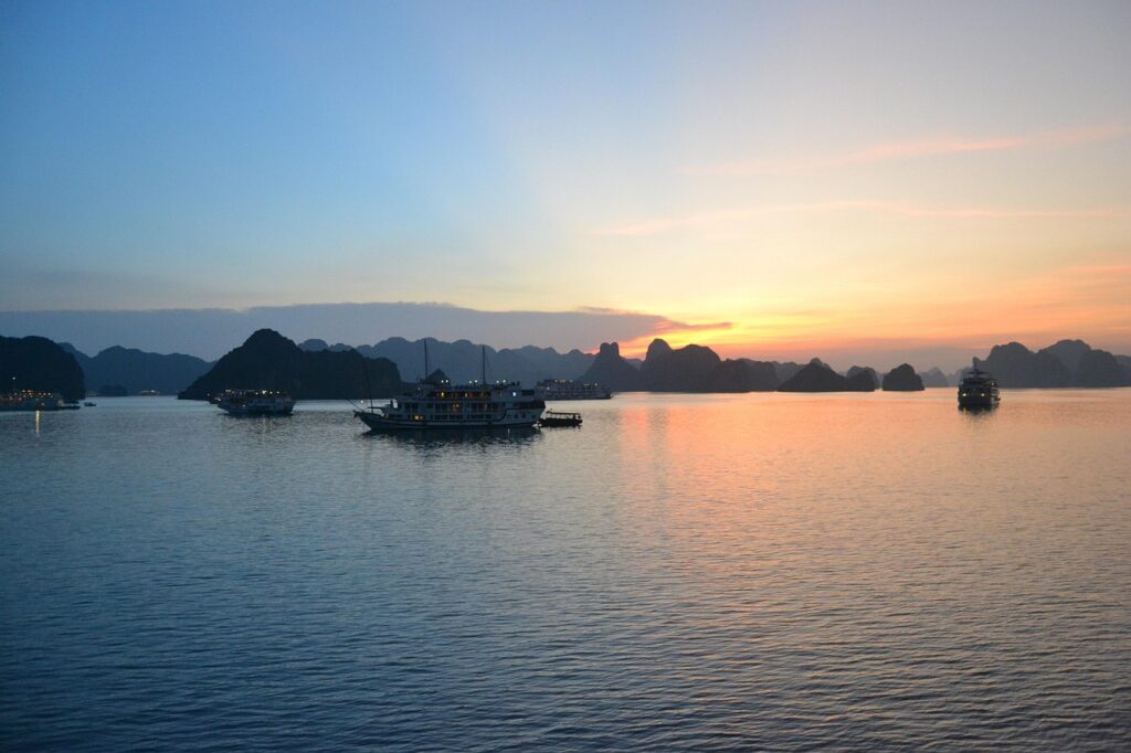 Vue d'un coucher de soleil sur l'eau avec des îles