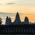 Silhouette d'Angkor Wat au coucher du soleil
