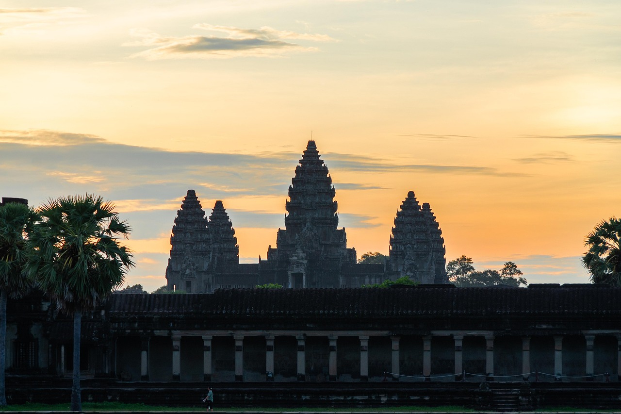 Silhouette d'Angkor Wat au coucher du soleil