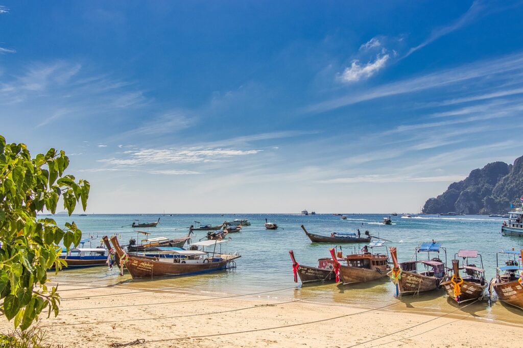 Plage avec bateaux sur une mer calme