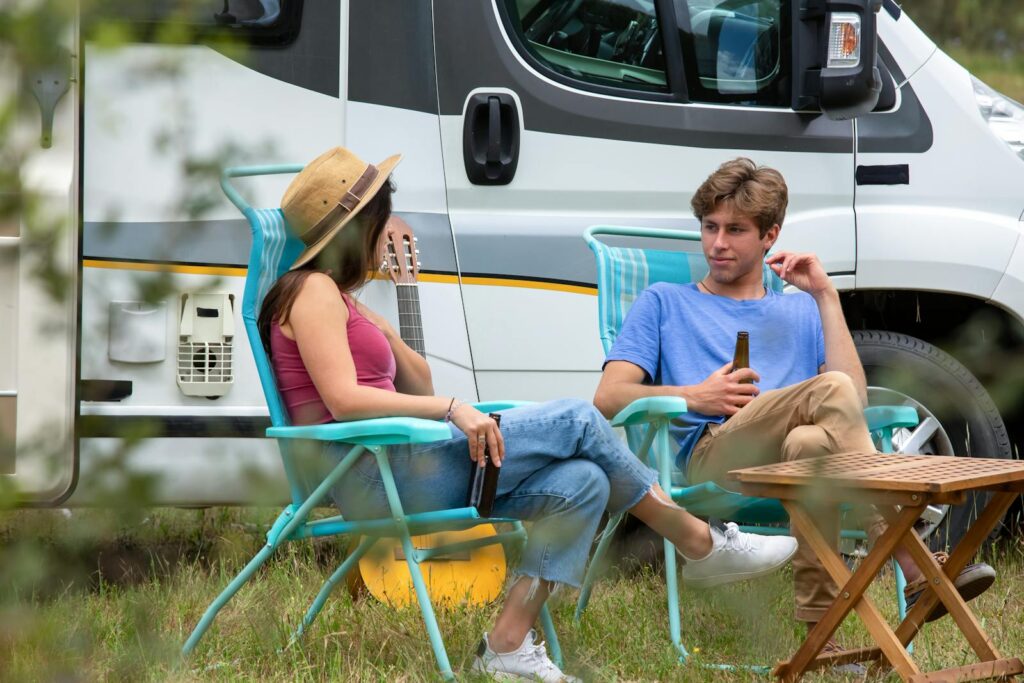 Deux personnes assises en plein air