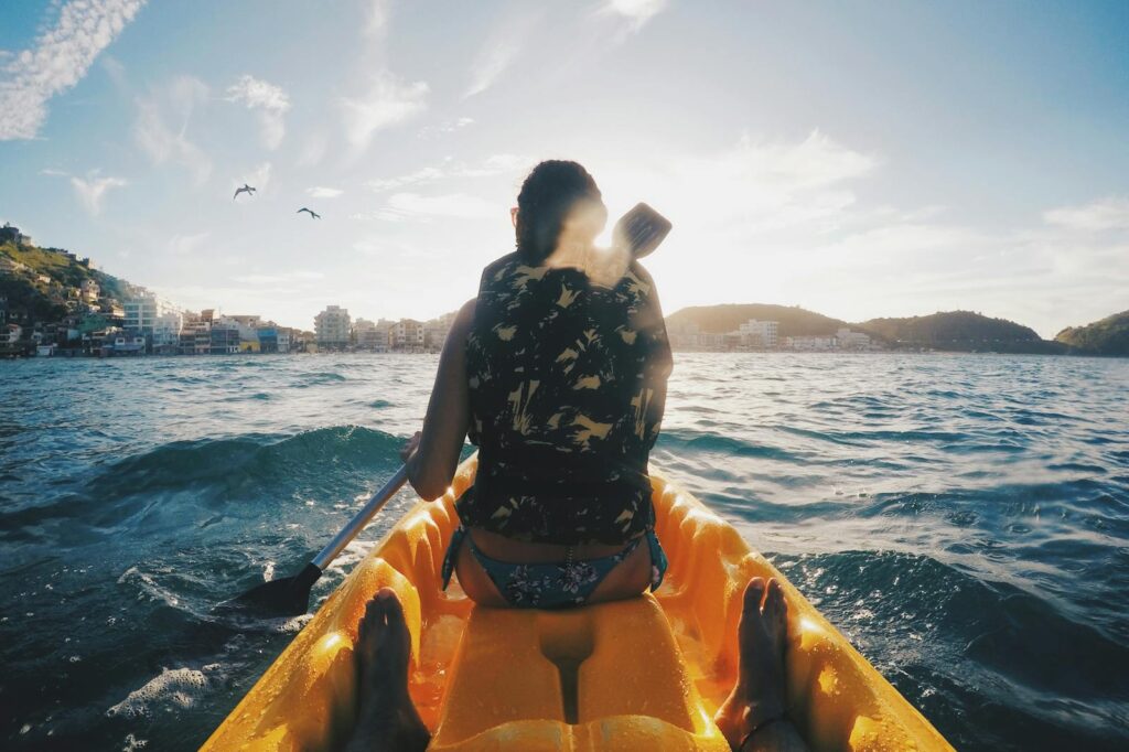 Personne en kayak sur l'eau