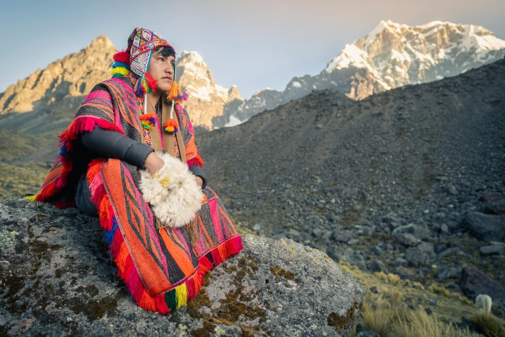 Femme en poncho coloré dans les montagnes