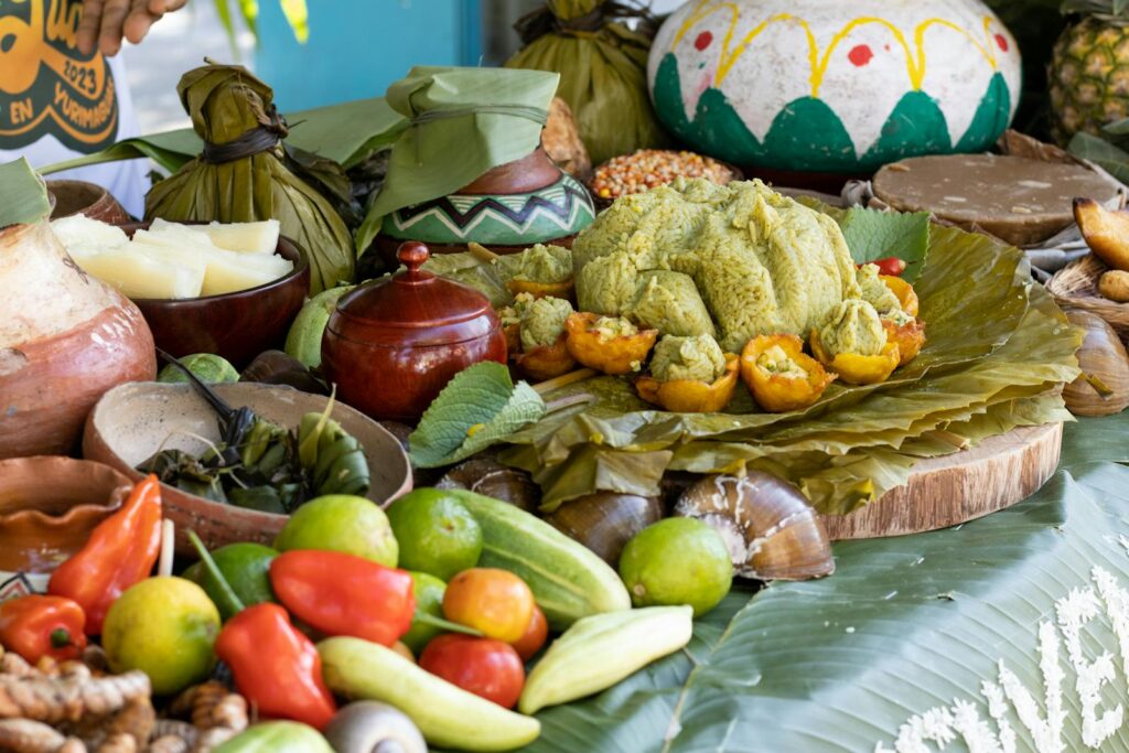 Table remplie de plats et fruits colorés