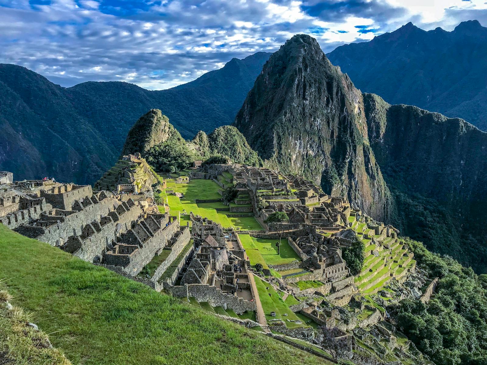Ruines de Machu Picchu sur fond de montagnes