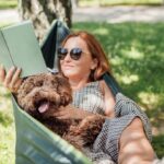 Femme se relaxant dans un hamac avec un chien