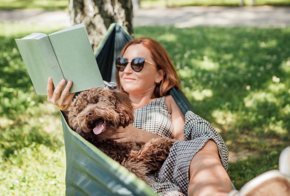 Femme se relaxant dans un hamac avec un chien