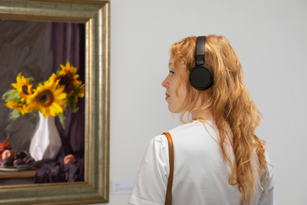 Femme avec un casque devant une peinture