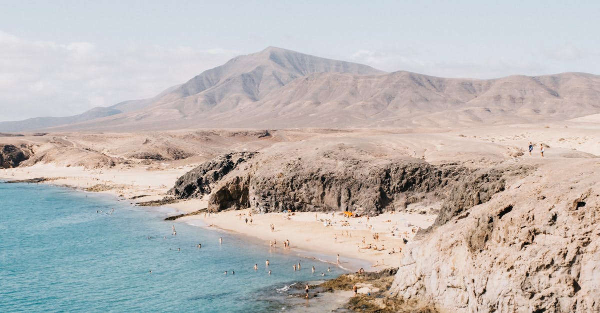 Découvrez le climat et la météo à Lanzarote en octobre : températures moyennes, conseils pratiques et idées d'activités pour profiter pleinement de votre séjour sur l'île.