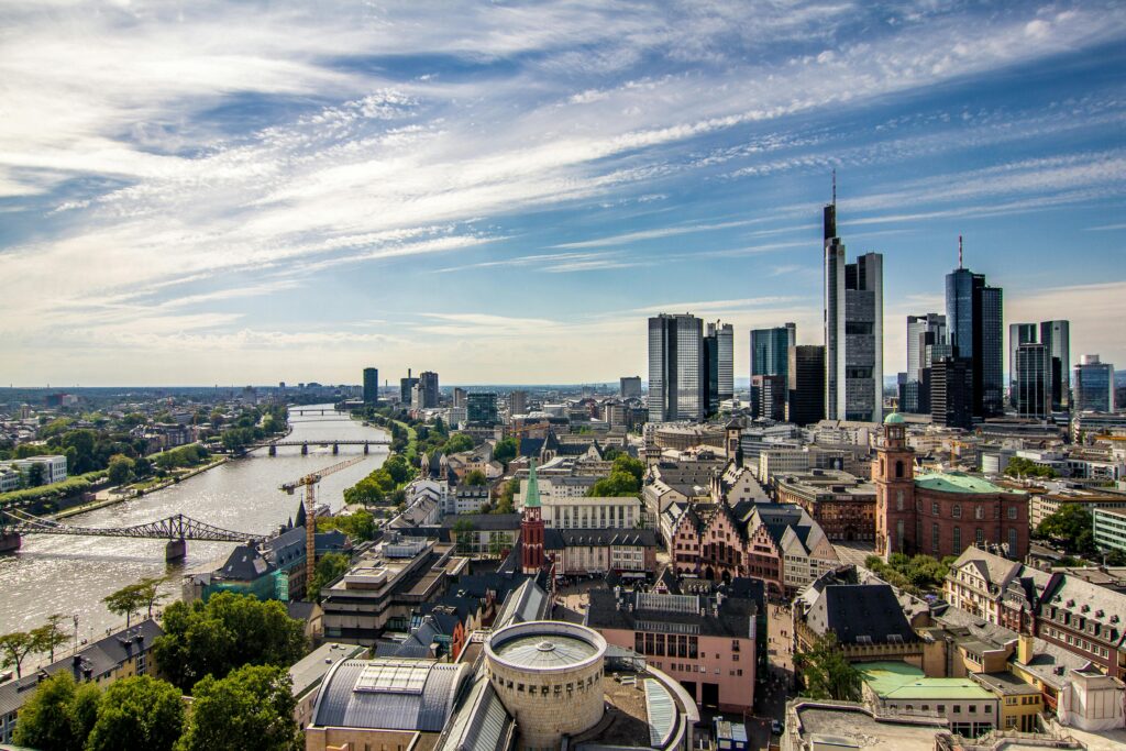 Panorama urbain avec fleuve