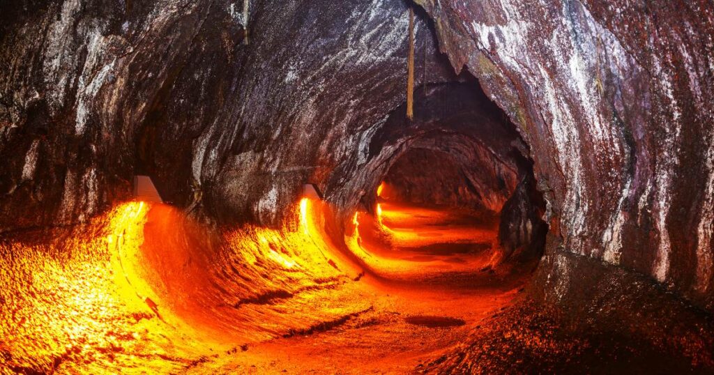 Intérieur d'une caverne de lave avec un éclairage orange