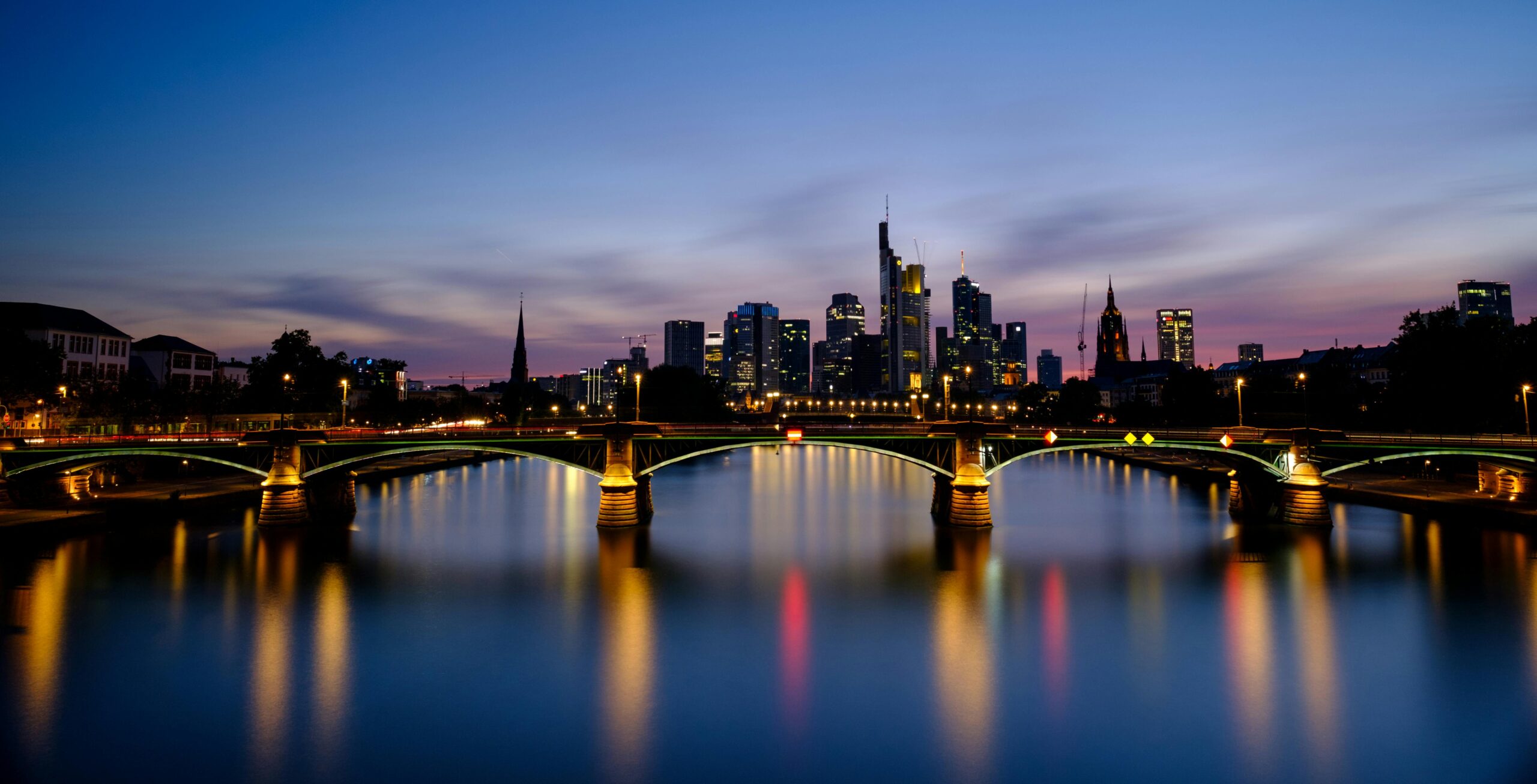 Vue de la skyline de Francfort sur la rivière