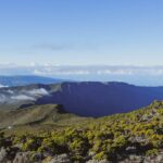 Paysage montagneux avec ciel bleu