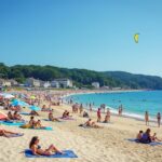 explorez saint hilaire de riez et ses activités incontournables : plages, balades, gastronomie et loisirs pour tous les âges. découvrez que faire lors de votre visite !