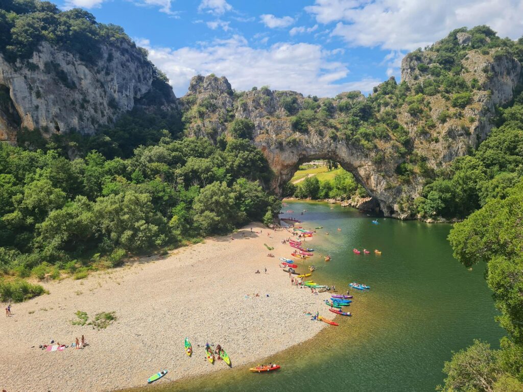 Kayaks au bord d'une rivière entourée de montagnes