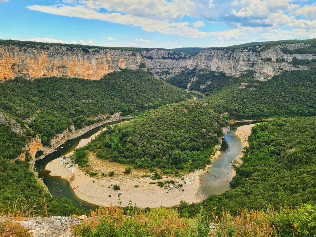 Vue panoramique d'un canyon et d'une rivière