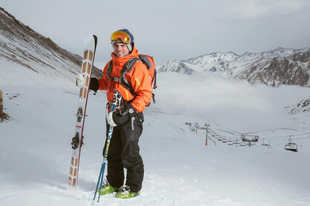 Un skieur avec des skis en haute montagne