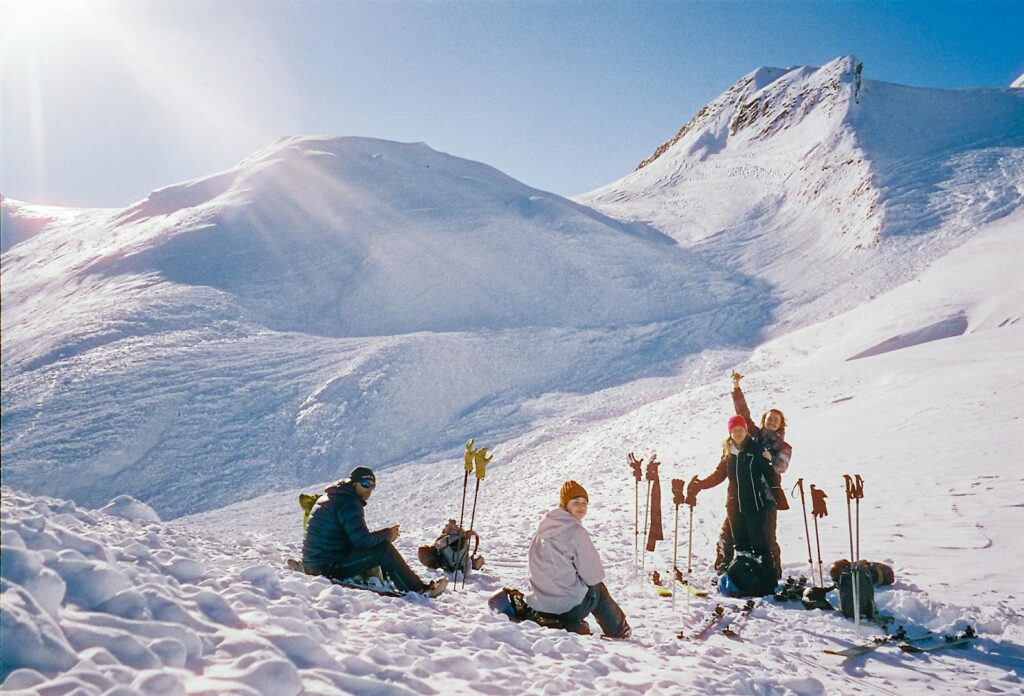 Groupe de personnes en ski dans la neige