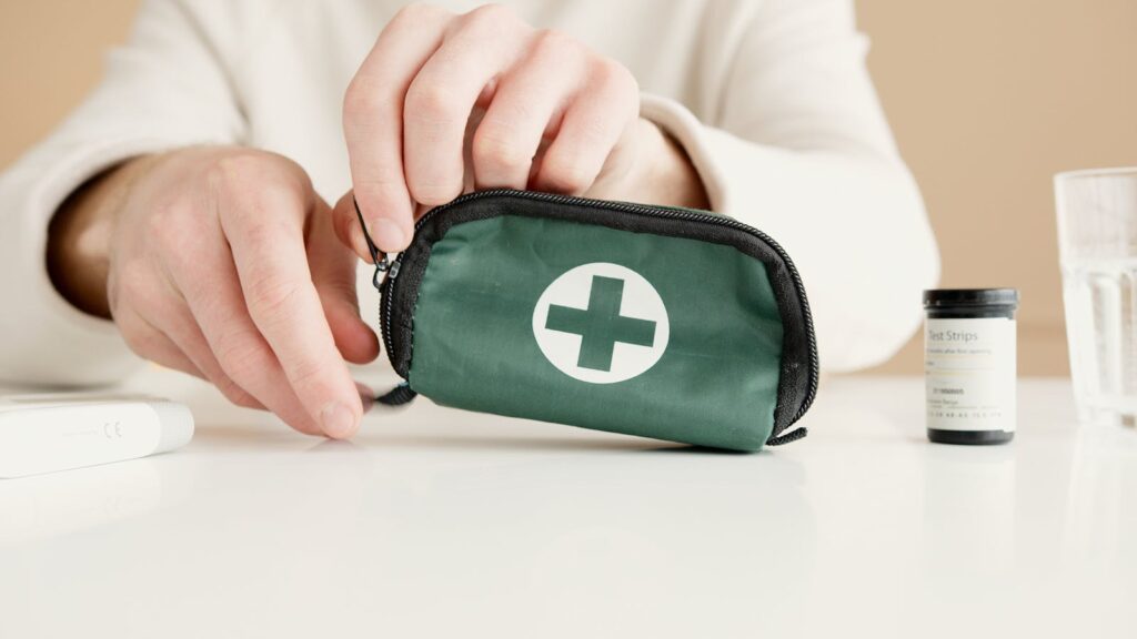 Trousse de secours verte avec symbole croix