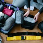 Une personne organise des vêtements dans une valise