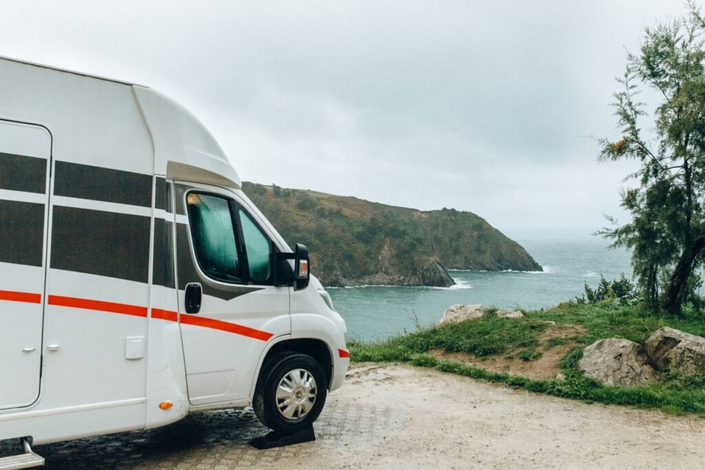 Camping-car avec vue sur la mer