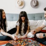 Une famille s'amuse à assembler un puzzle dans un salon
