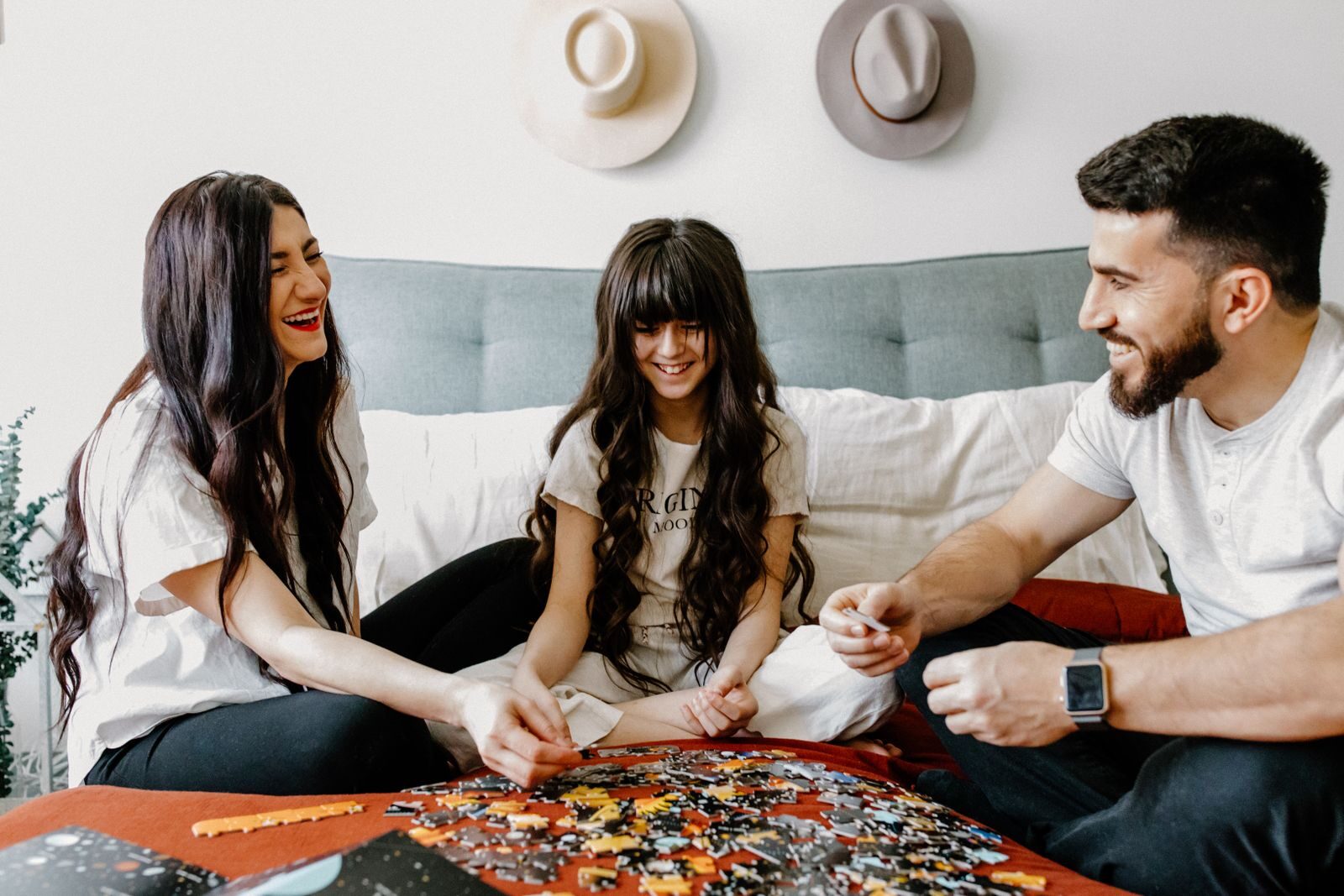 Une famille s'amuse à assembler un puzzle dans un salon
