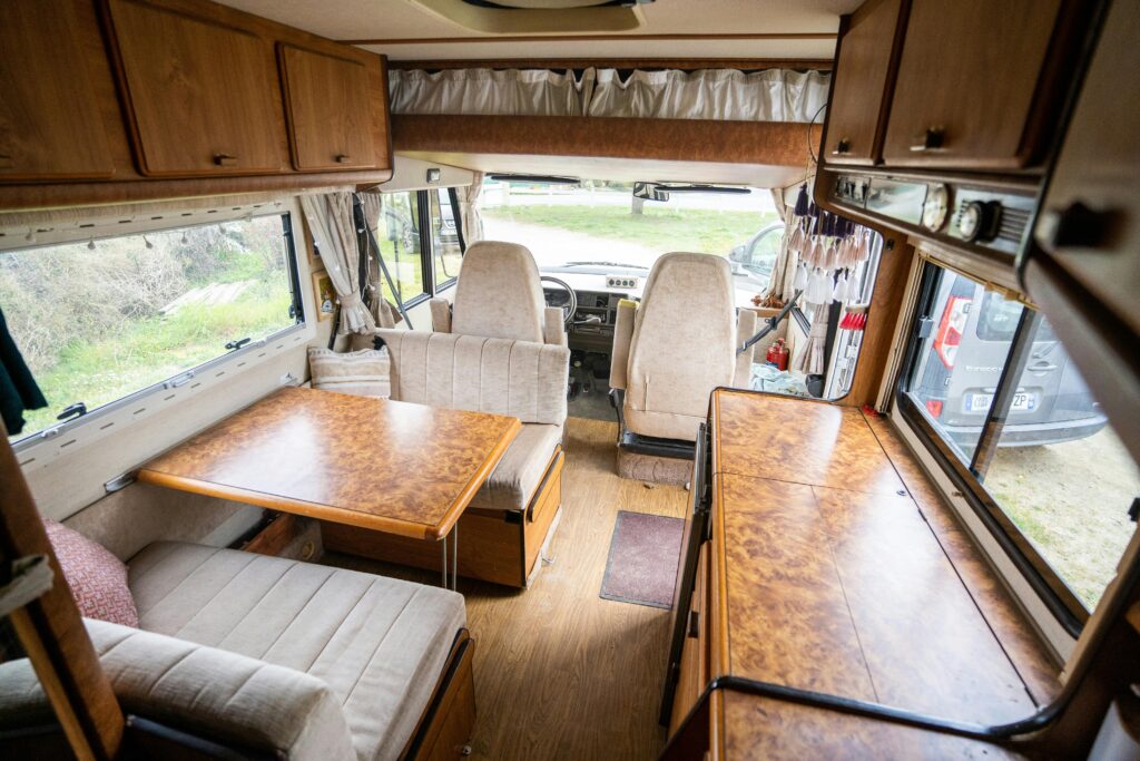 Vue de l'intérieur d'un camping-car