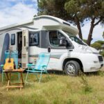 Un camping-car garé dans un champ verdoyant