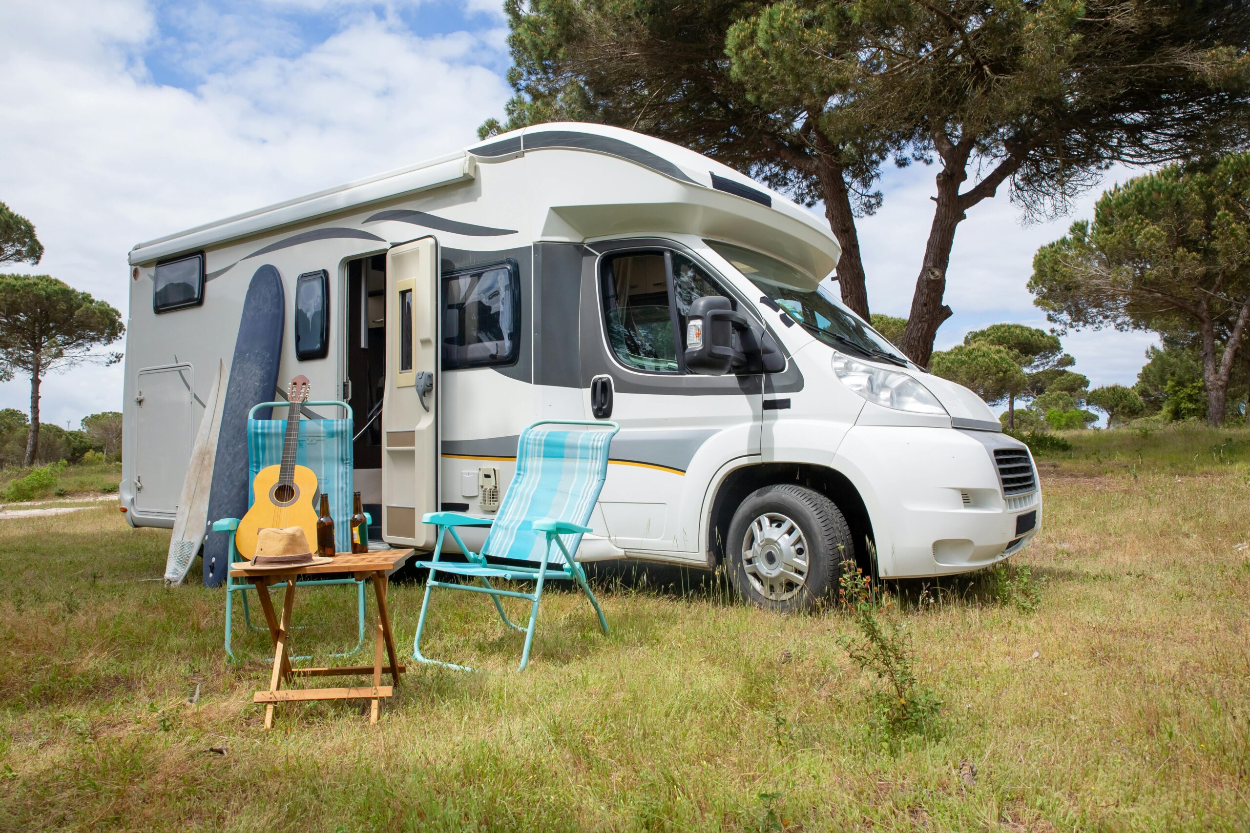 Un camping-car garé dans un champ verdoyant