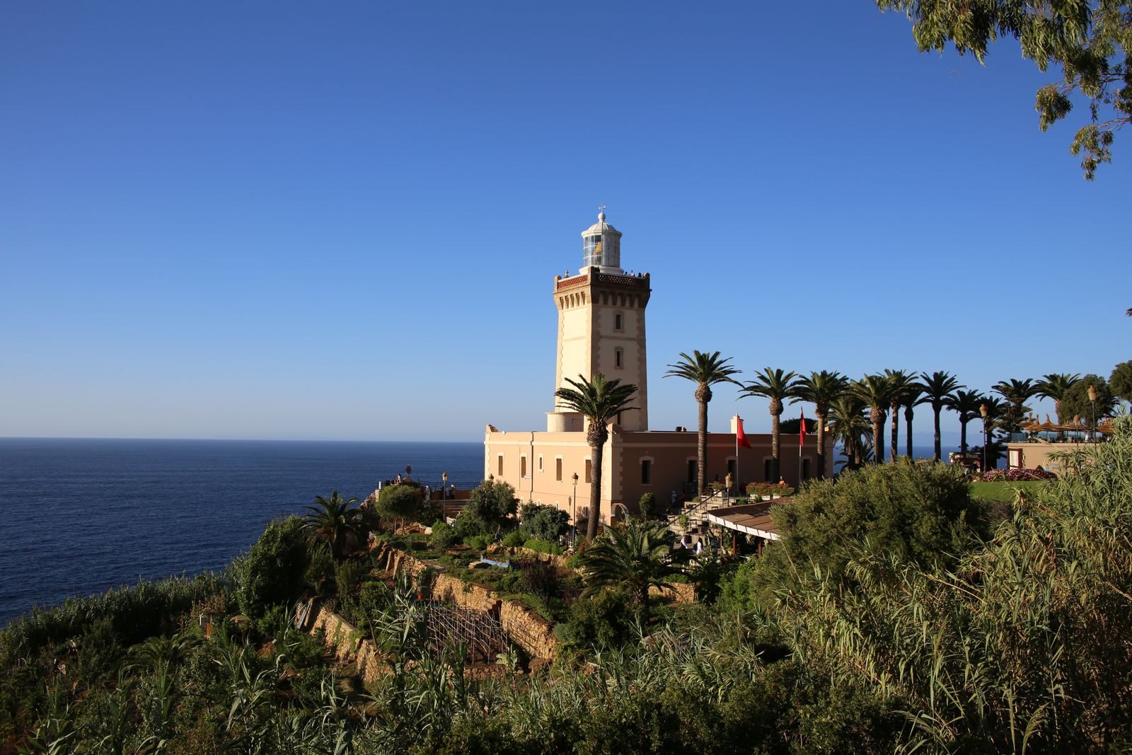 Phare surplombant l'océan