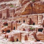 Ensemble de cavernes dans des formations rocheuses