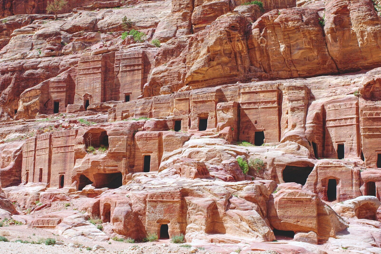 Ensemble de cavernes dans des formations rocheuses