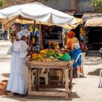 Stand de fruits dans un marché animé