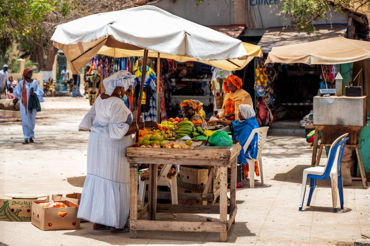 Stand de fruits dans un marché animé