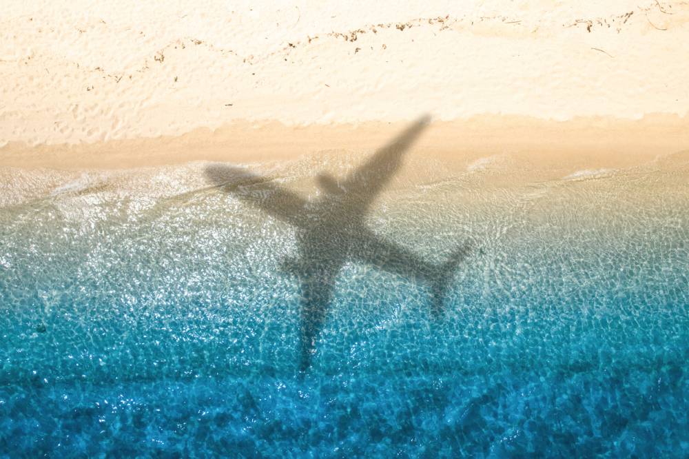 Ombre d'un avion sur la mer