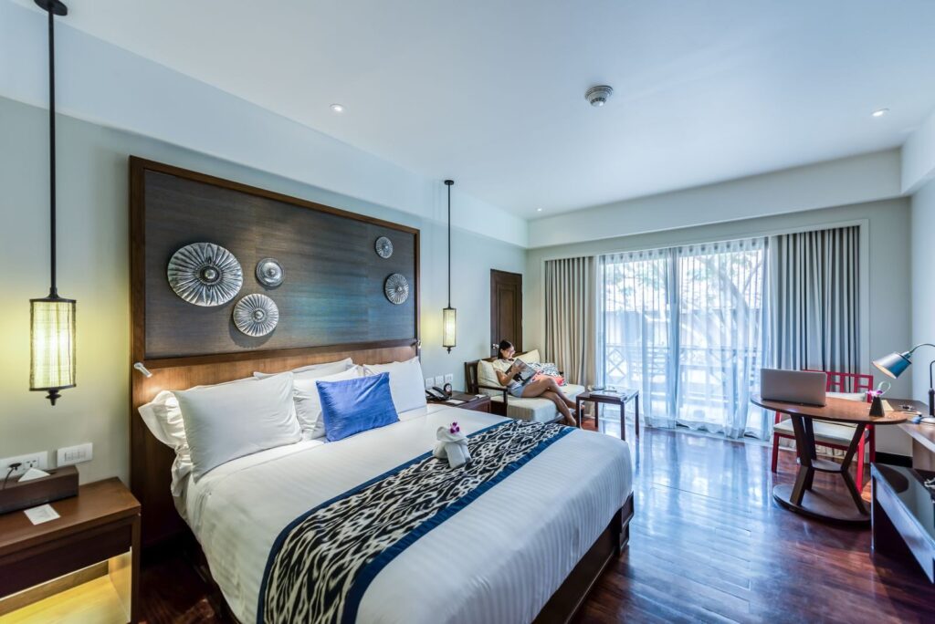 Chambre décorée avec lit et balcon