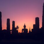 Silhouette d'une statue de Bouddha au coucher du soleil