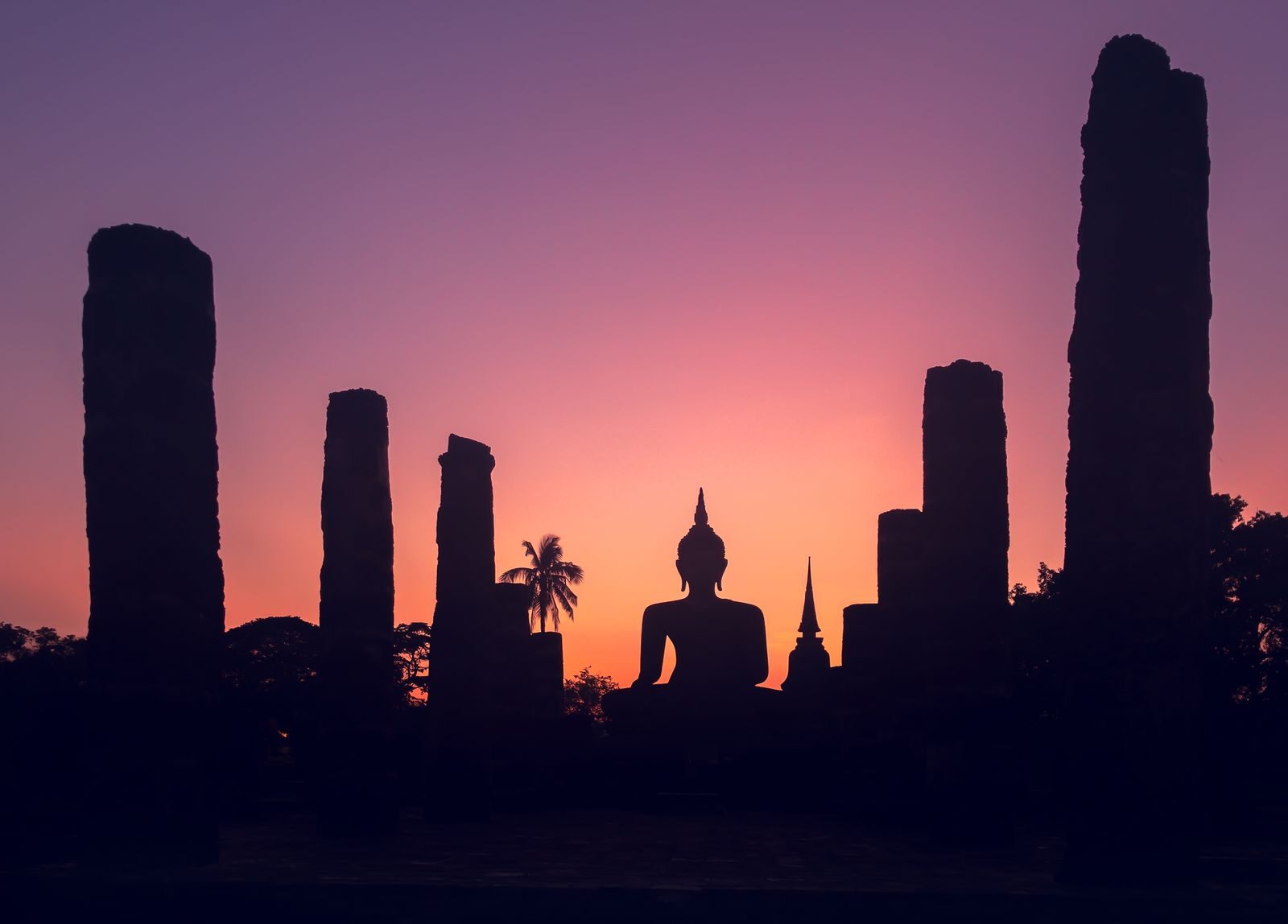 Silhouette d'une statue de Bouddha au coucher du soleil