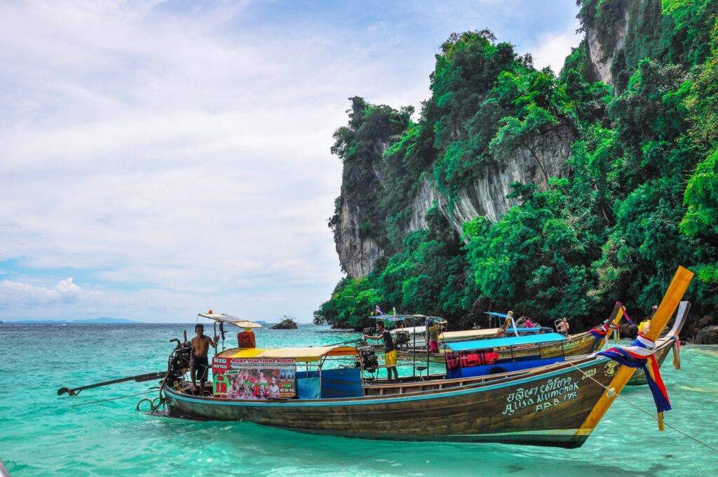 Bateau coloré près d'une île verdoyante